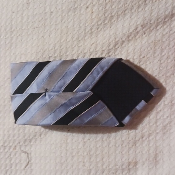NWOT. Jones New York Silk Tie. - Picture 2 of 3